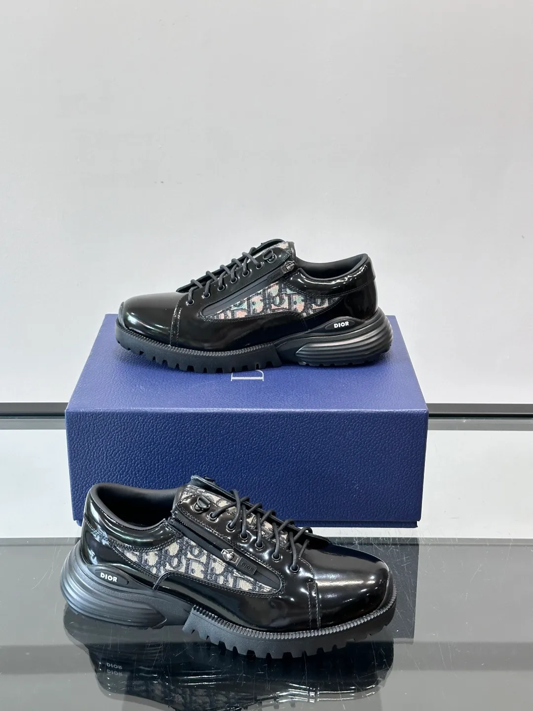 Men's shoes 💰p560 "Dio＊" Combat Derby Shoes Dior Combat Derby Shoes, black calfskin + Dior Oblique embroidery, highly recognizable. Shoelaces + technical zippers make it easy to put on and take off. The EVA hybrid soles are light and comfortable, with a sense of sportiness and fashion. They are great for daily wear or sports. They are the perfect combination of high fashion and functionality. size: 39-44 (38.45 customized)